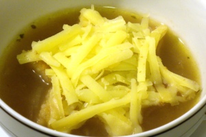 Hühner-Zwiebel-Suppe mit Käse-Toast-Stern